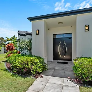  Holiday home Burleigh Bliss Waterside Escape With Pool